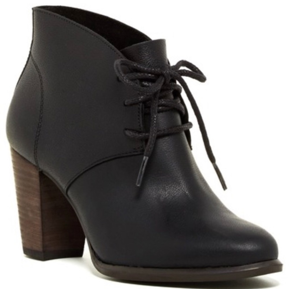 Uggs Mackie ankle lace up boot